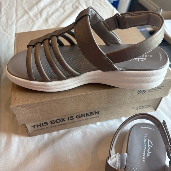 Clarks Cloudsteppers Strappy Sandals • Women’s Comfort Shoes • adjustable shoes - Picture 5 of 5